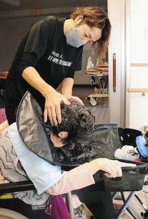 高齢者２週間ぶり洗髪　「理美容協会」が台風被災の特養訪問